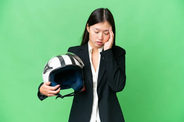 若いですアジアの女性とともにオートバイヘルメット上の隔離されたクロマキー背景とともに頭痛 — ストック写真