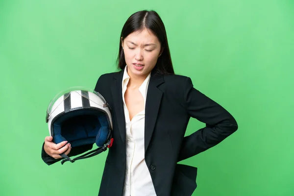 若いですアジアの女性とともにオートバイヘルメット上の隔離されたクロマキー背景苦しみからBackacheのために努力した — ストック写真