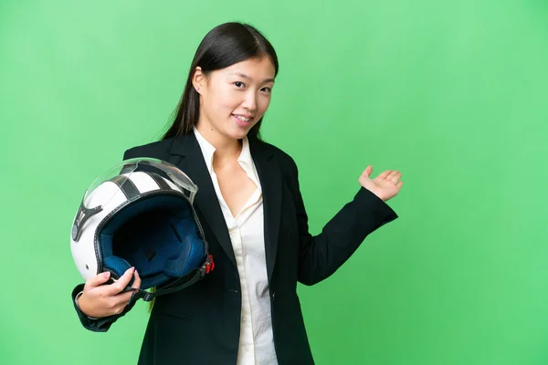 若いですアジアの女性とともにオートバイヘルメット上の隔離されたクロマキーバック拡張手へザ側への招待 — ストック写真