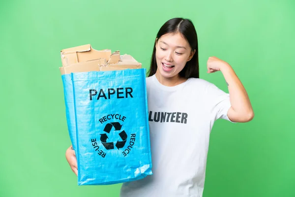 Молода Азіатка Тримає Паперову Сумку Наповнену Папером Щоб Переробляти Через — стокове фото
