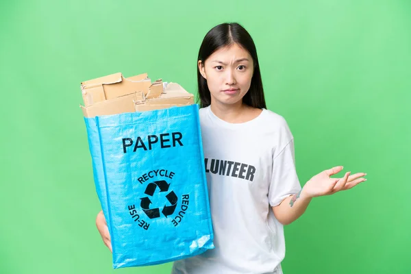 Молода Азіатка Яка Тримає Паперову Сумку Наповнену Папером Щоб Переробляти — стокове фото