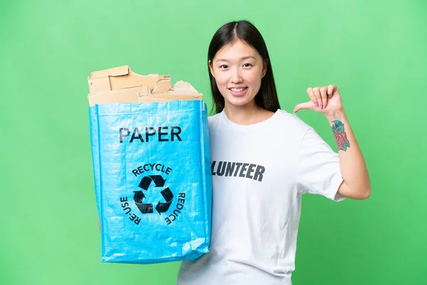 Молода Жінка Азії Яка Тримає Пакет Переробки Паперу Щоб Переробляти — стокове фото