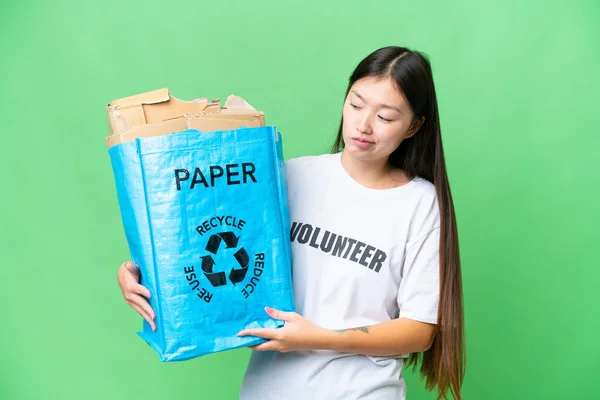 Молода Азіатка Тримає Паперову Сумку Наповнену Папером Переробки Ізольованого Хроматичного — стокове фото