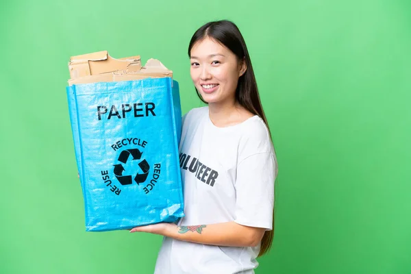 Молода Азіатка Яка Тримає Пакунок Переробкою Паперу Щоб Переробляти Через — стокове фото