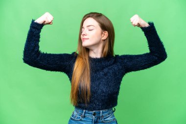 Tecrit edilmiş krom anahtar geçmişi olan güzel bir kadın güçlü bir jest yapıyor.