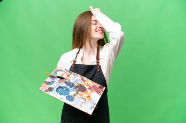 İzole edilmiş krom arka planda palet tutan genç sanatçı bir şey fark etti ve çözümü amaçladı.