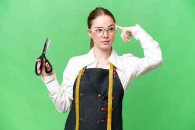 Terzi kadının izole edilmiş krom anahtar geçmişi var. Şüpheleri ve düşünceleri var.