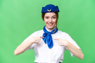 İzole edilmiş krom anahtar arkaplan üzerinde uçak hostesi ve sürpriz yüz ifadesi