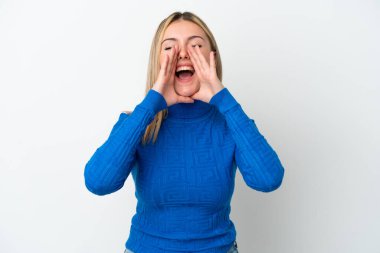 Beyaz arka planda izole edilmiş beyaz bir kadın bağırıyor ve bir şeyler söylüyor.