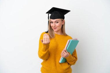 Beyaz arka planda izole edilmiş genç beyaz bir kadın kendini davet ettiriyor. Gelmene sevindim.