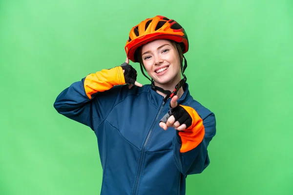 Young Cyclist Woman Isolated Chroma Key Background Making Phone Gesture — Stockfoto