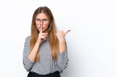 Beyaz arka planda izole edilmiş genç beyaz bir kadın yan tarafı işaret ediyor ve sessiz hareketler yapıyor.
