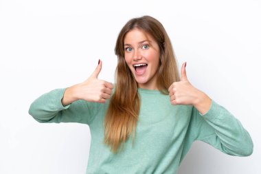 Beyaz arka planda izole edilmiş genç beyaz bir kadın baş parmak hareketi yapıyor.