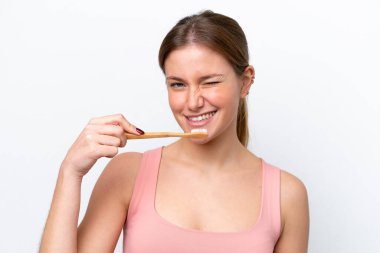 Beyaz arka planda diş fırçasıyla izole edilmiş beyaz bir kadın.