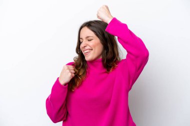 Beyaz arka planda izole edilmiş beyaz bir kadın zaferi kutluyor.