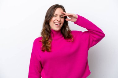 Beyaz arka planda izole genç beyaz kadın bir şey fark etti ve çözüme niyetlendi.