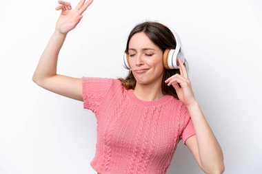 Beyaz arka planda izole edilmiş beyaz bir kadın müzik ve dans dinliyor.