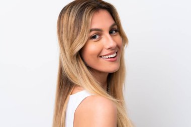 Genç Uruguaylı kadın beyaz arka planda izole edilmiş. Portre