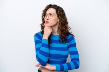 Beyaz arka planda izole edilmiş genç beyaz kadın yukarı bakarken bir fikir düşünüyor.