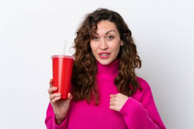 Beyaz arka planda izole edilmiş gazoz içen beyaz bir kadın.