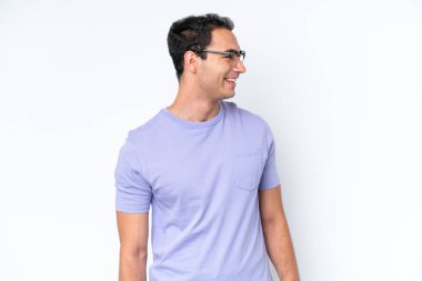 Beyaz arka planda izole edilmiş genç beyaz bir adam.