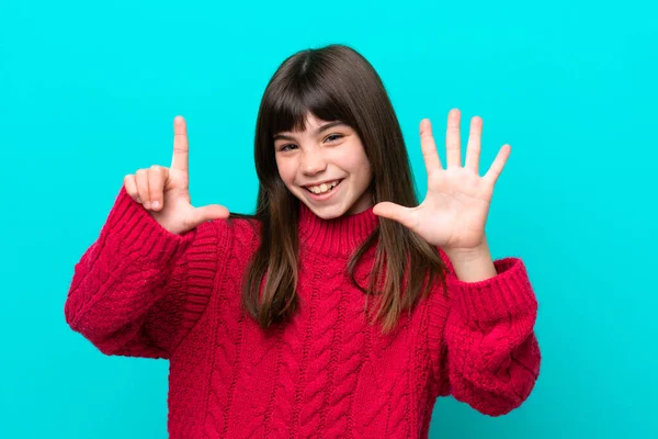 Kleines Kaukasisches Mädchen Auf Blauem Hintergrund Das Mit Den Fingern — Stockfoto