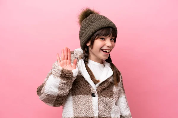 Μικρό Καυκάσιο Κορίτσι Χειμωνιάτικο Σακάκι Απομονωμένο Ροζ Φόντο Χαιρετώντας Χέρι — Φωτογραφία Αρχείου