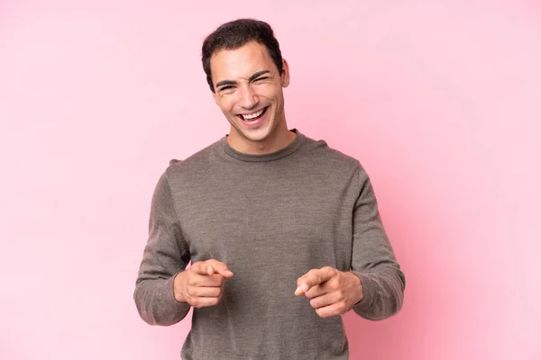 Young Caucasian Man Isolated Pink Background Pointing Front Smiling — Stock Photo, Image