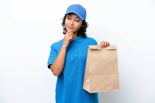 Νεαρή Όμορφη Καυκάσια Γυναίκα Παίρνει Μια Σακούλα Φαγητό Απομονωμένο Φόντο — Φωτογραφία Αρχείου