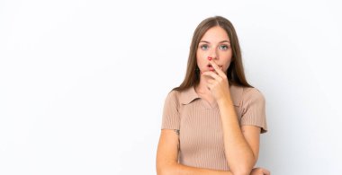 Genç Litvanyalı kadın beyaz arka planda izole edilmiş, sağa bakarken şaşırmış ve şok olmuştu.