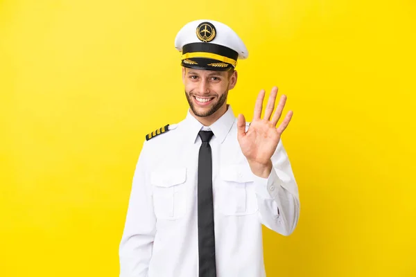 Flugzeug Kaukasischer Pilot Isoliert Auf Gelbem Hintergrund Salutiert Mit Glücklicher — Stockfoto
