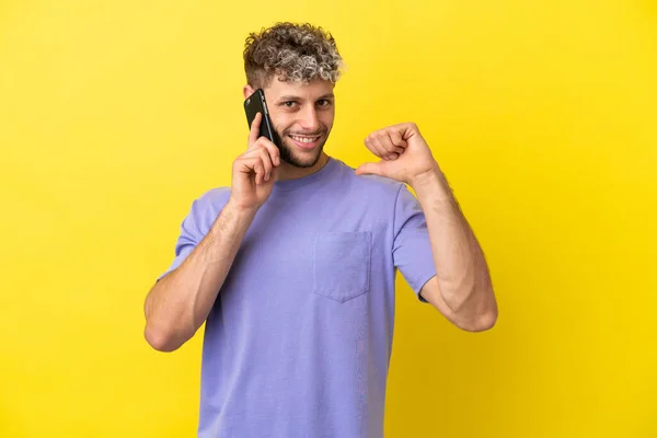 Young Caucasian Man Using Mobile Phone Isolated Yellow Background Proud — Stock Photo, Image