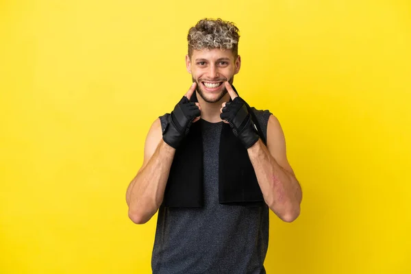 Αθλητισμός Καυκάσιος Άνθρωπος Απομονωμένος Κίτρινο Φόντο Χαμογελώντας Μια Ευτυχισμένη Και — Φωτογραφία Αρχείου