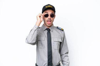 Gözlüklü ve şaşırmış, izole edilmiş beyaz arka planı olan genç güvenlik görevlisi.