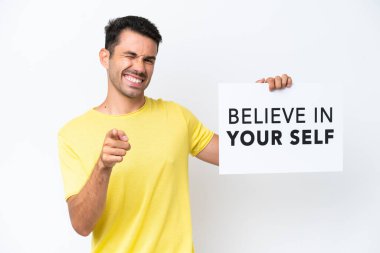 İzole edilmiş beyaz arka planı olan genç yakışıklı bir adam. Elinde 