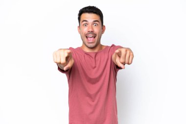 Soyutlanmış beyaz bir geçmişi olan yakışıklı bir adam şaşırmış ve öne bakıyor.