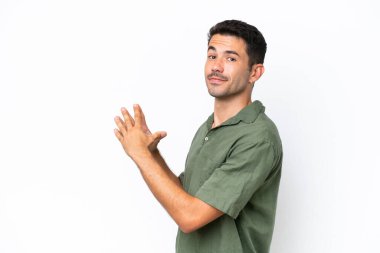 Genç yakışıklı, soyutlanmış beyaz bir arka plan entrikası kuruyor.