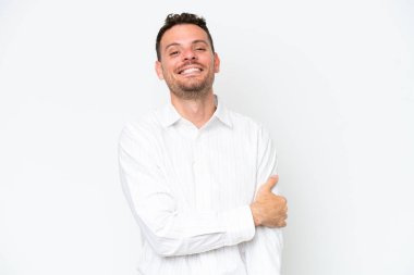 Beyaz arka planda izole edilmiş beyaz tenli yakışıklı bir adam gülüyor.