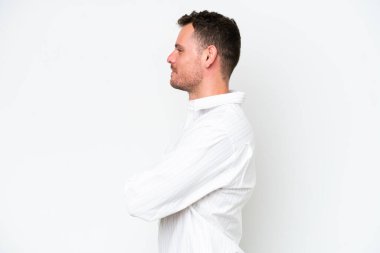 Beyaz arka planda beyaz tenli yakışıklı genç adam yan pozisyonda izole edildi