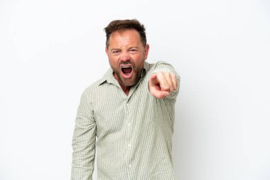 Beyaz arka planda izole edilmiş orta yaşlı beyaz bir adam hayal kırıklığına uğramış ve ön tarafı işaret ediyor.