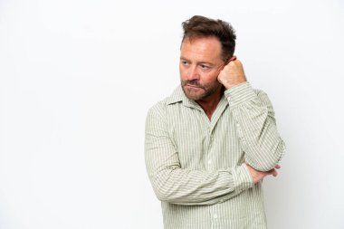 Beyaz arka planda soyutlanmış, yorgun ve sıkılmış bir ifadeyle orta yaşlı beyaz bir adam.