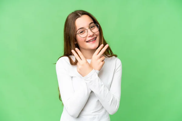 Teenager Girl Isolated Chroma Key Background Smiling Showing Victory Sign — 스톡 사진