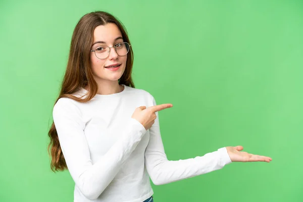 Teenager Girl Isolated Chroma Key Background Holding Copyspace Imaginary Palm — Stok fotoğraf