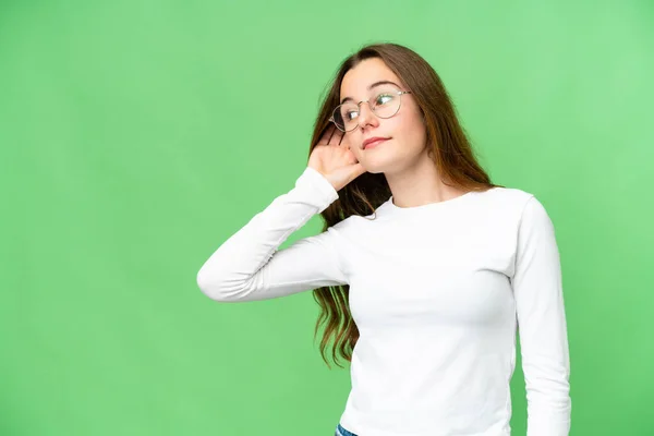 Teenager Girl Isolated Chroma Key Background Listening Something Putting Hand — Stockfoto