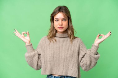 Zen pozisyonunda izole edilmiş krom anahtar geçmişi olan genç bir kız.