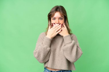 İzole edilmiş krom anahtar geçmişi olan genç bir kız elleriyle ağzını kapatıyor.