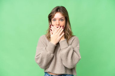 İzole edilmiş krom anahtar geçmişi olan genç bir kız elleriyle ağzını kapatıyor.