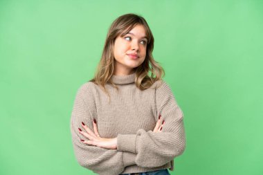 Omuzlarını kaldırırken şüpheli hareketler yapan izole edilmiş krom anahtar geçmişi olan genç bir kız.