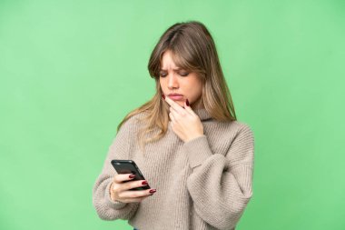 İzole edilmiş krom anahtar geçmişi olan genç bir kız düşünüp bir mesaj gönderiyor.