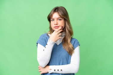 Tecrit edilmiş krom anahtar geçmişi olan genç bir kız.